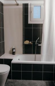Un baño con bañera y WC. en Apt D5, en Tesalónica