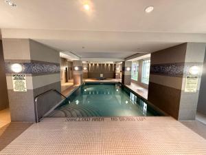 einem Pool in einem Gebäude mit geschwungener Etage in der Unterkunft Large Downtown 2Br condo with Parking steps to Eaton Centre, UofT and SickKids in Toronto