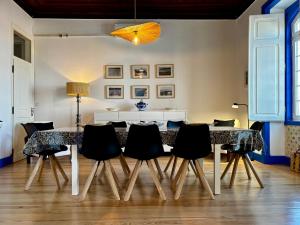 a dining room with a table and chairs at Casa Azul do Cais in São Martinho do Porto