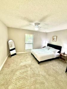 a bedroom with a large bed and a window at Cozy retreat 1Br 1Ba near hospital and tollway in Addison +16 photos