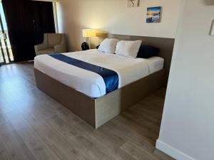 Postel nebo postele na pokoji v ubytování Sand Pebbles Inn