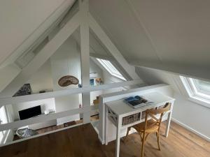 Camera mansardata con scrivania e finestra. di Chocolat & Vanille a Koksijde