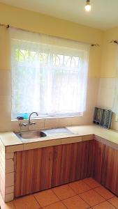 Kuchyň nebo kuchyňský kout v ubytování Fully Furnished 3-Bedroom Holiday Villa at Bandari Villas