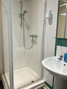 Ένα μπάνιο στο Contractor Convenience - city central
