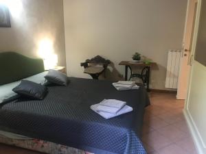 sypialnia z łóżkiem i dwoma ręcznikami na nim w obiekcie Appartamento la fontana vecchia w mieście Salò +25 zdjęć
