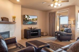 セントジョージにある2102 Las Palmas Main level, 3 bd, 2 bath Las Palmas Unit, Shared Pool and Hot Tubのソファと暖炉のあるリビングルーム