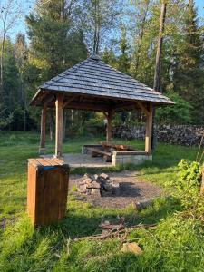 Κήπος έξω από το Apartament 1 w Kocierzu