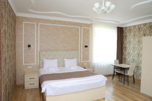 Rúm í herbergi á Hotel Sharl