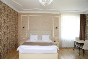 Rúm í herbergi á Hotel Sharl