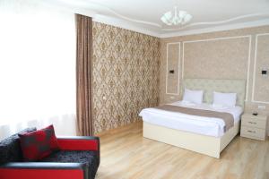 Rúm í herbergi á Hotel Sharl