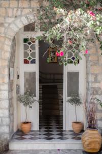 ナフプリオにあるArsenale di Nafplio Roomsの鉢植え二本家の入口