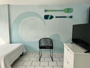 TV a/nebo společenská místnost v ubytování Acamar Beach Resort