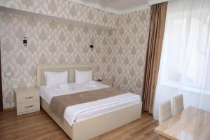 Rúm í herbergi á Hotel Sharl