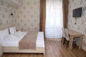 Rúm í herbergi á Hotel Sharl
