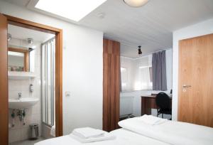 Katil atau katil-katil dalam bilik di Hotel Sonne