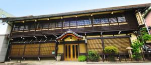 Un edificio con un estilo asiático. en Ryokan Kaminaka, en Takayama