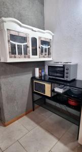 a kitchen with a microwave and a counter top at MotoHouse-Tl in Trenque Lauquen