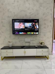 TV a/nebo společenská místnost v ubytování Appartement meublé à Dakar
