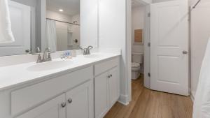 Koupelna v ubytování Landing Furnished Apartments - Summerville + 36 fotografií