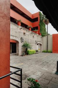 a building with plants on the side of it at Hotel Mesón de los Cristeros 