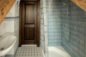 Un baño con ducha, bañera y lavabo. en Apartments of Vilhelm, en Riga 63 fotos más