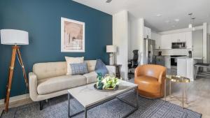 un salon avec un canapé et une table dans l'établissement Historic Springfield Apartments by Landing, à Jacksonville