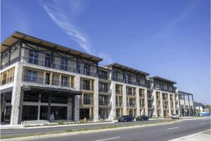 un immeuble d'appartements au coin d'une rue dans l'établissement Historic Springfield Apartments by Landing, à Jacksonville