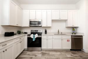 Una cocina o cocineta en Up to Scale With Margaritas