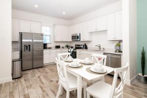 Una cocina o cocineta en Up to Scale With Margaritas