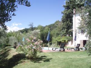 un jardín con 2 sillas y una piscina en Terrasanta, en Santa Fiora