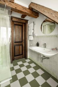 un bagno con lavandino e specchio di Apartments of Vilhelm a Riga