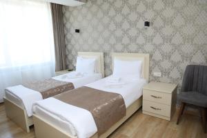 Rúm í herbergi á Hotel Sharl