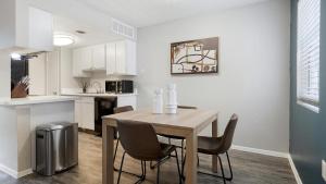 Una cocina y un comedor con mesa y sillas. en Landing Apartments - South San Antonio, en San Antonio
