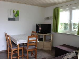 Μια τηλεόραση ή/και κέντρο ψυχαγωγίας στο Bungalow Oberspreewald 4 +4 φωτογραφίες