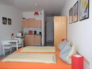 2 camas en una habitación pequeña con cocina en Holiday apartment "Opera", en Leipzig