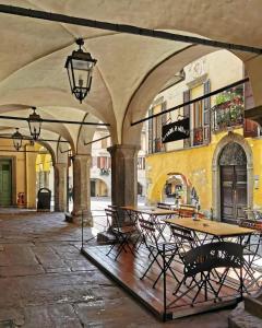 een patio met een tafel en stoelen in een gebouw bij Fanzago Home in Pisogne