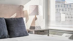 Katil atau katil-katil dalam bilik di Landing Apartments - Five Points South