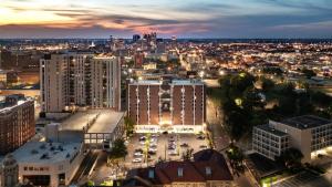Pemandangan umum bagi Birmingham atau pemandangan bandar yang diambil dari apartmen