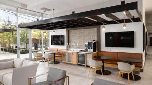 Televisyen dan/atau pusat hiburan di Landing Apartments - Five Points South