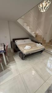 Un dormitorio con una cama y una escalera. en LiFe house, en Nápoles