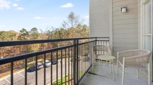 ケーリーにあるLanding Weston Lakeside Apartmentsのバルコニー(椅子2脚、テーブル付)