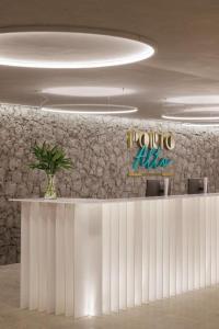 eine Lobby mit einer weißen Theke mit einer Pflanze darauf in der Unterkunft Resort Gav Muro Alto - PE in Ipojuca + 46 Fotos