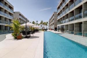 ein Swimmingpool mitten in einem Gebäude in der Unterkunft Resort Gav Muro Alto - PE in Ipojuca