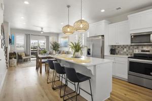 Nhà bếp/bếp nhỏ tại Happy Hawaiian Themed Condo
