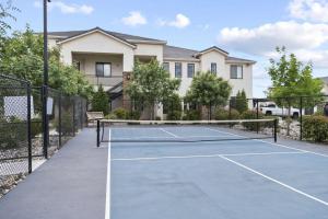 Tiện nghi tennis/bóng quần (squash) tại Happy Hawaiian Themed Condo