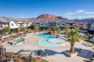 Nespecifikovaný výhled na hory nebo výhled na hory při pohledu z prázdninového domu