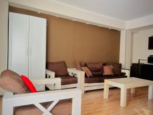 ein Wohnzimmer mit Couch und Tisch in der Unterkunft Bakuriani Mgazavrebi block 2 apartment 207 in Bakuriani