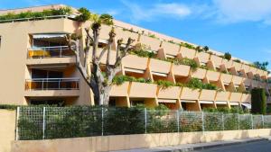 a building with plants on the side of it at Joli studio cabine à 500m plages in Cavalaire-sur-Mer