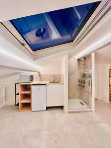 Un baño con lavabo y ducha con techo. en Attic Nest Intimité - confort en coliving, en Cagnes-sur-Mer 12 fotos más