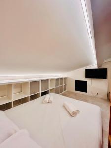 Una cama blanca con dos toallas encima. en Attic Nest Intimité - confort en coliving, en Cagnes-sur-Mer
